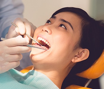 Patient receiving oral cancer screening